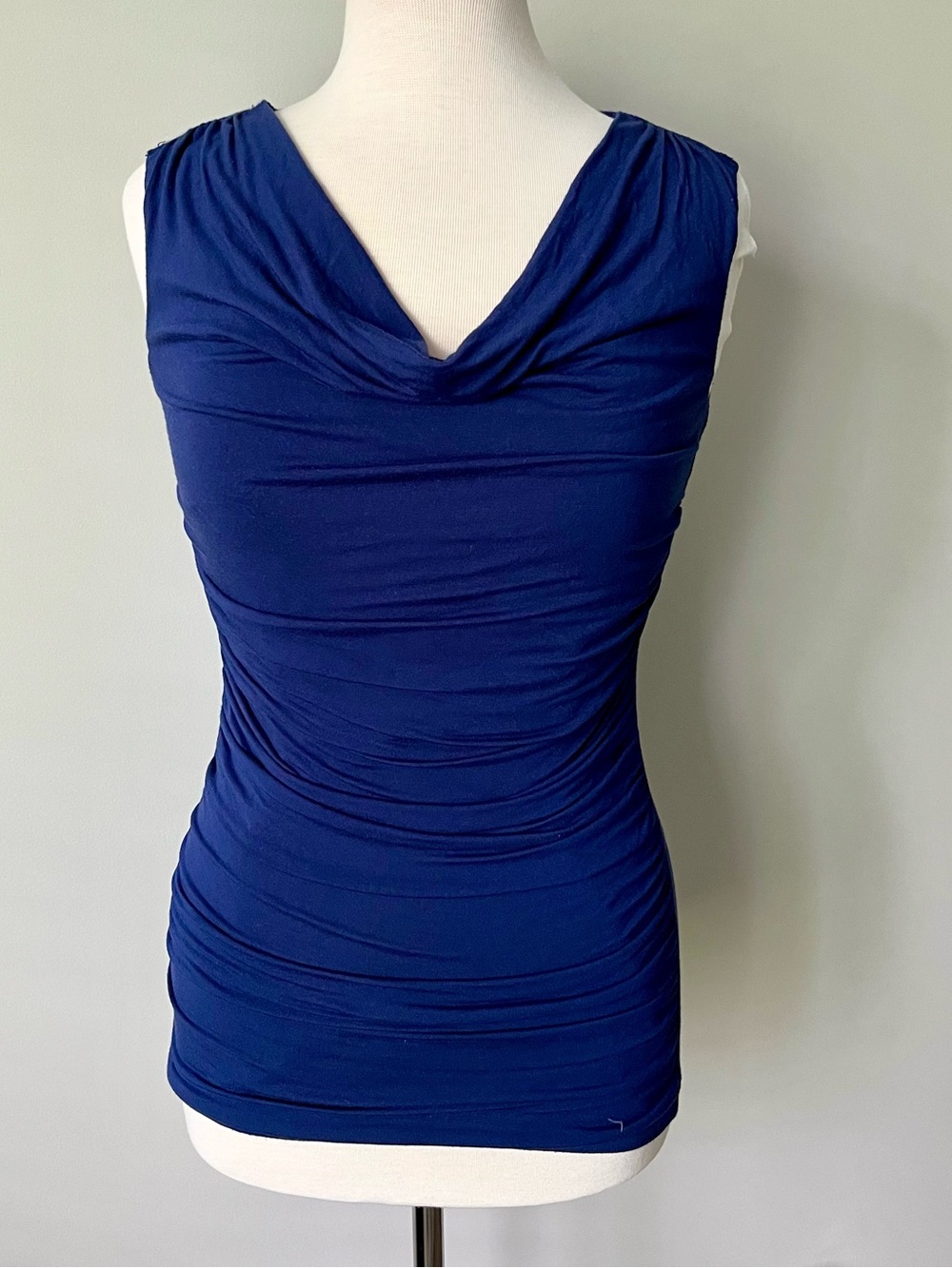 Carmen Marc Valvo Navy Blue Draped V-Neck Ruched Sleeveless Top, XS